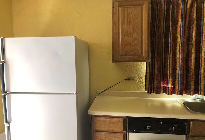 فندق على الطريق Economy Inn