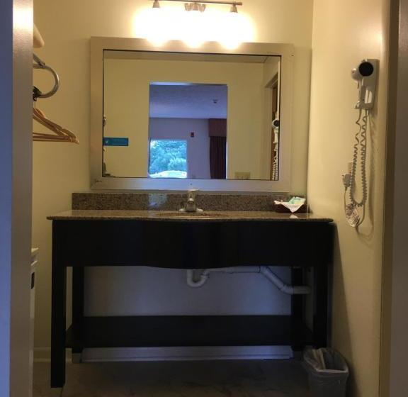 מוטל Red Carpet Inn & Suites Cooperstown