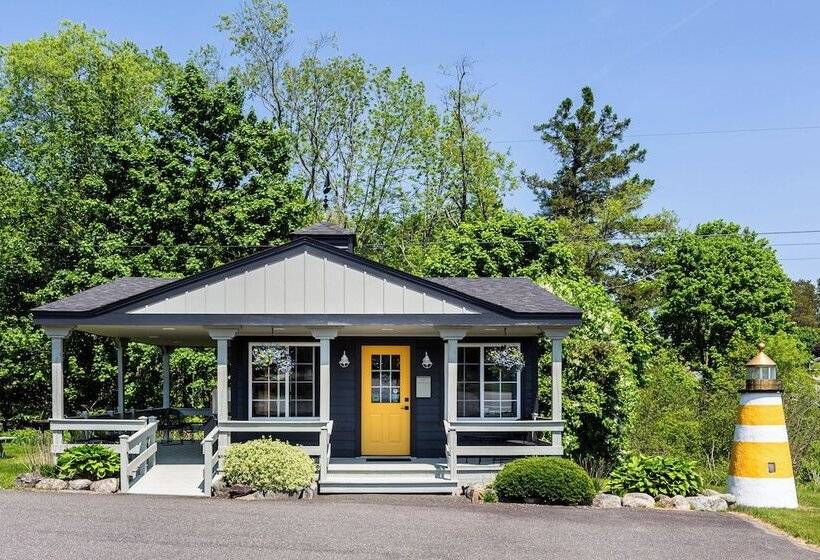 Seascape Motel & Cottages