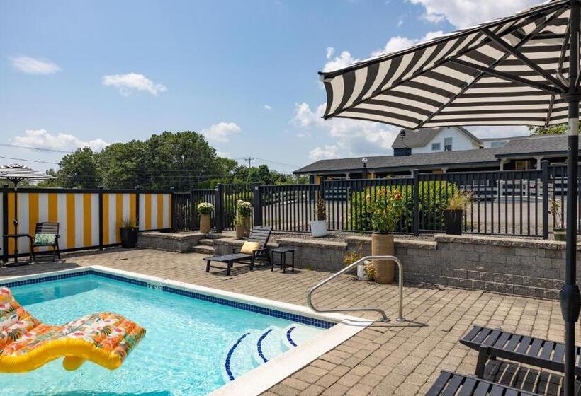 Seascape Motel & Cottages