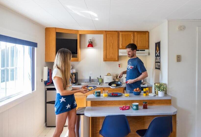 Seascape Motel & Cottages