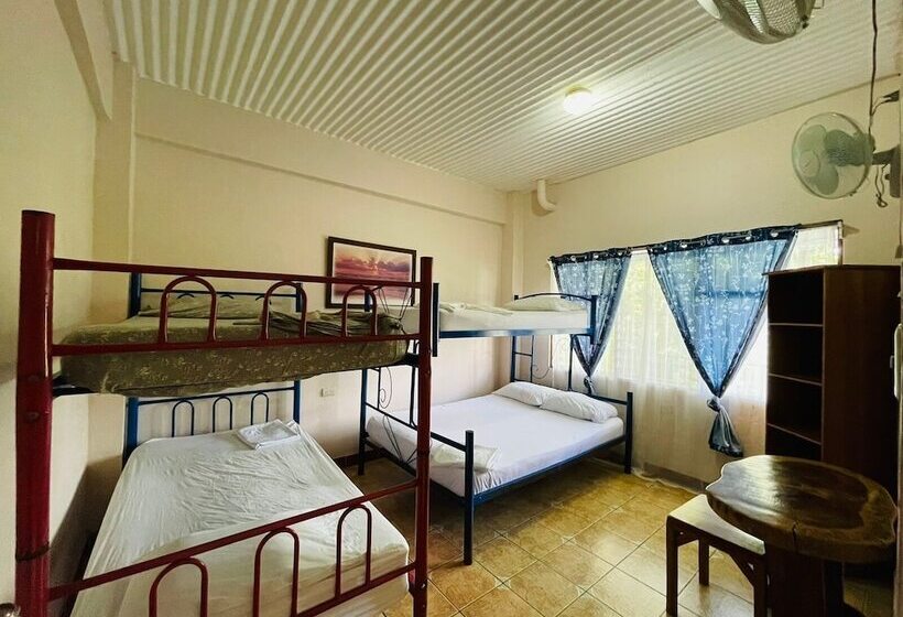 בית מלון כפרי Hostel Manuel Antonio
