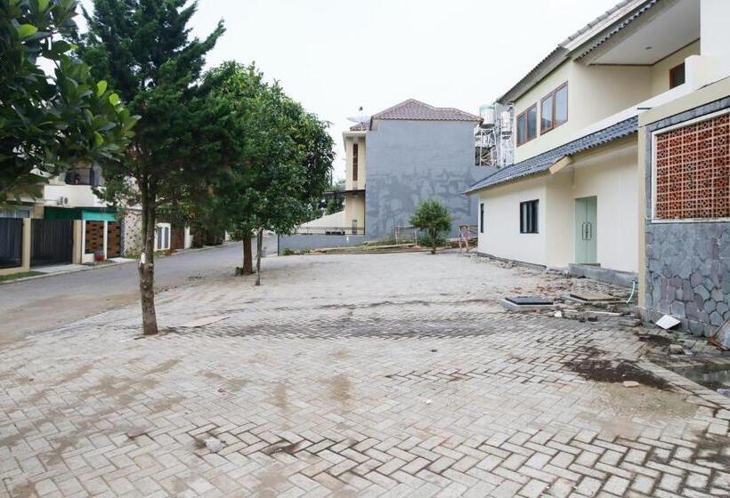 酒店 Reddoorz Plus @ Panorama Villas Batu