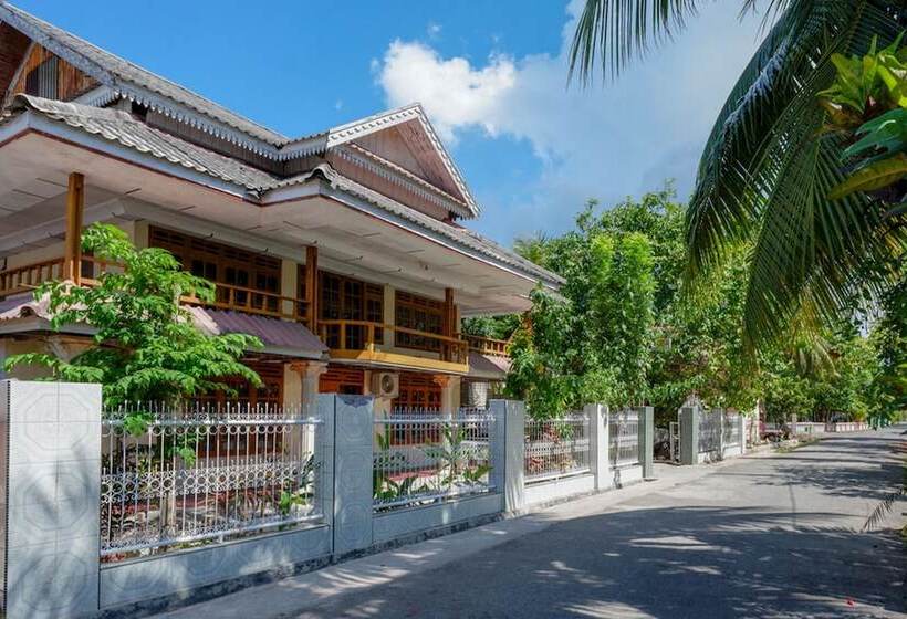 Пансион Reddoorz Near Lakota Beach Tomia Wakatobi