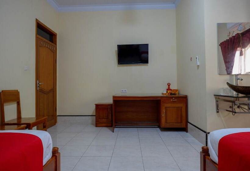 Пансион Reddoorz Near Lakota Beach Tomia Wakatobi