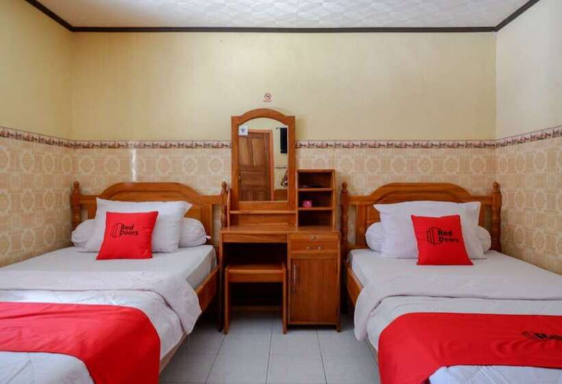 Пансион Reddoorz Near Lakota Beach Tomia Wakatobi