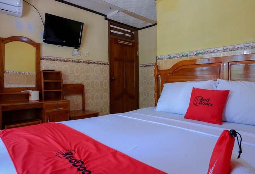 Пансион Reddoorz Near Lakota Beach Tomia Wakatobi