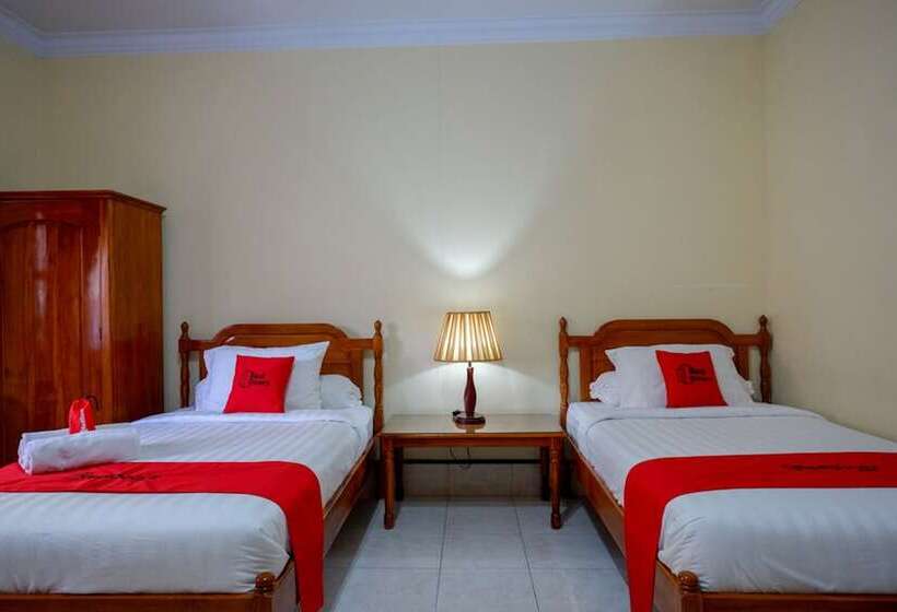 Пансион Reddoorz Near Lakota Beach Tomia Wakatobi