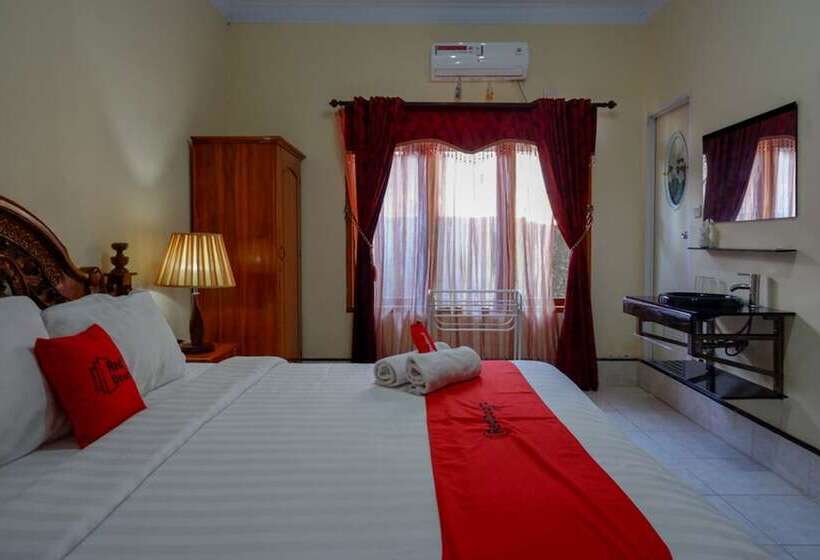 Пансион Reddoorz Near Lakota Beach Tomia Wakatobi