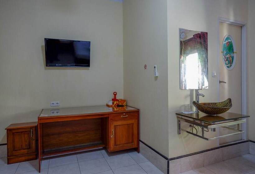 Пансион Reddoorz Near Lakota Beach Tomia Wakatobi