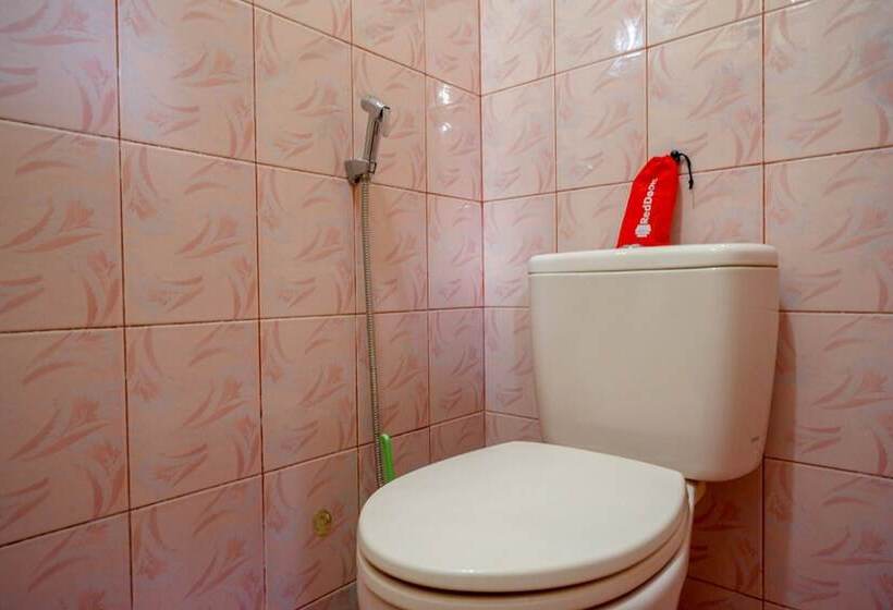 Пансион Reddoorz Near Lakota Beach Tomia Wakatobi