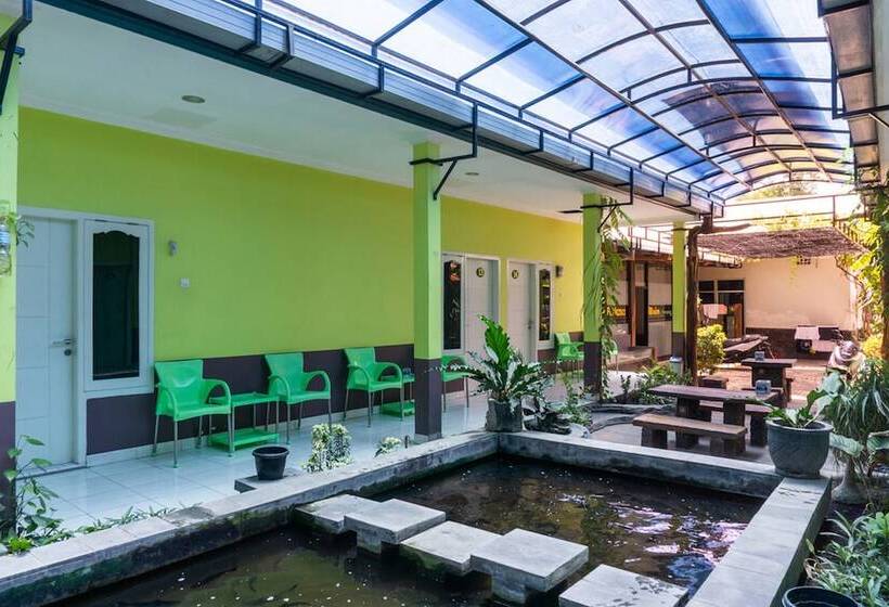 ホテル Reddoorz @ Mt Haryono Street Waingapu