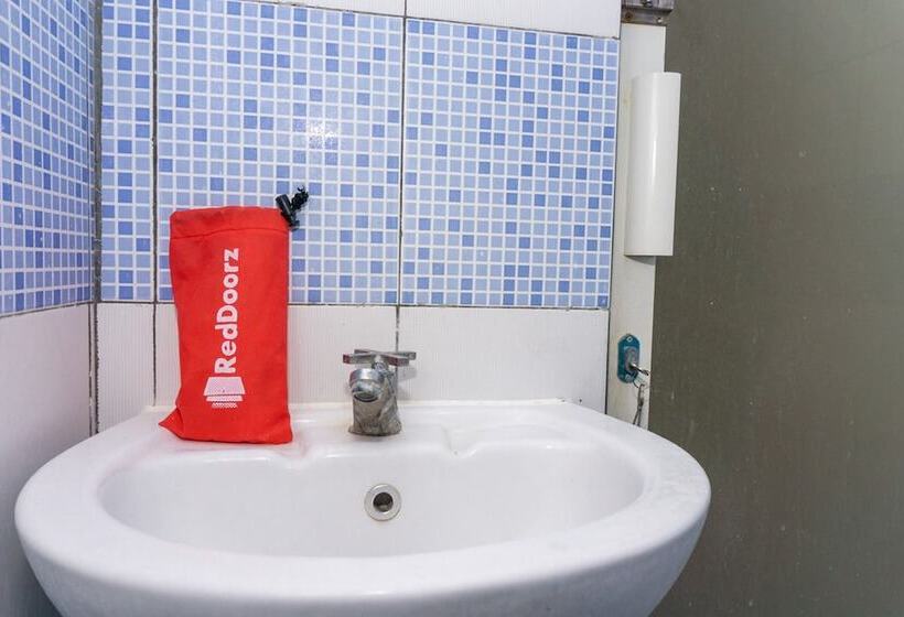 ホテル Reddoorz @ Mt Haryono Street Waingapu