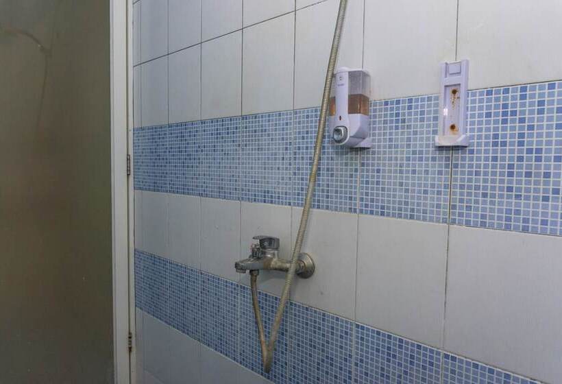 ホテル Reddoorz @ Mt Haryono Street Waingapu