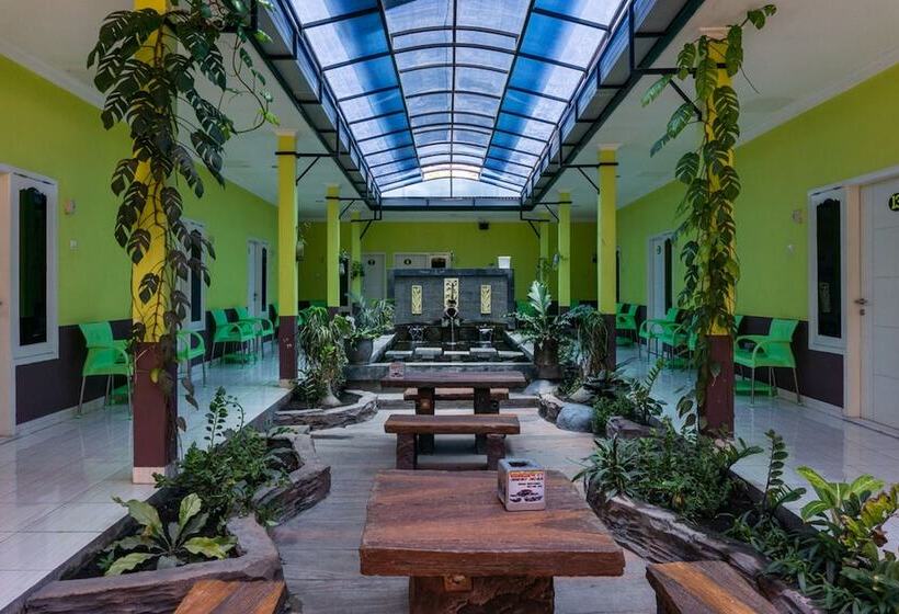 ホテル Reddoorz @ Mt Haryono Street Waingapu