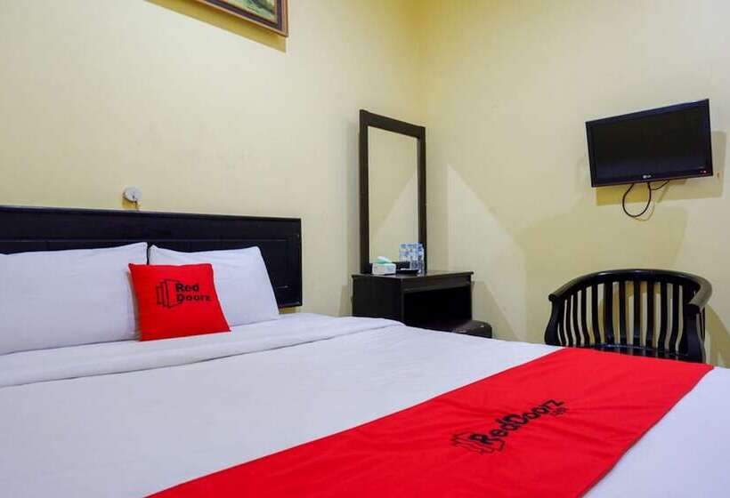 ホテル Reddoorz Near Citraland Waterpark Kendari