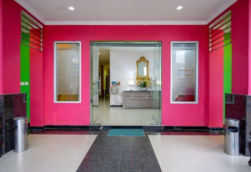 ホテル Reddoorz Near Citraland Waterpark Kendari