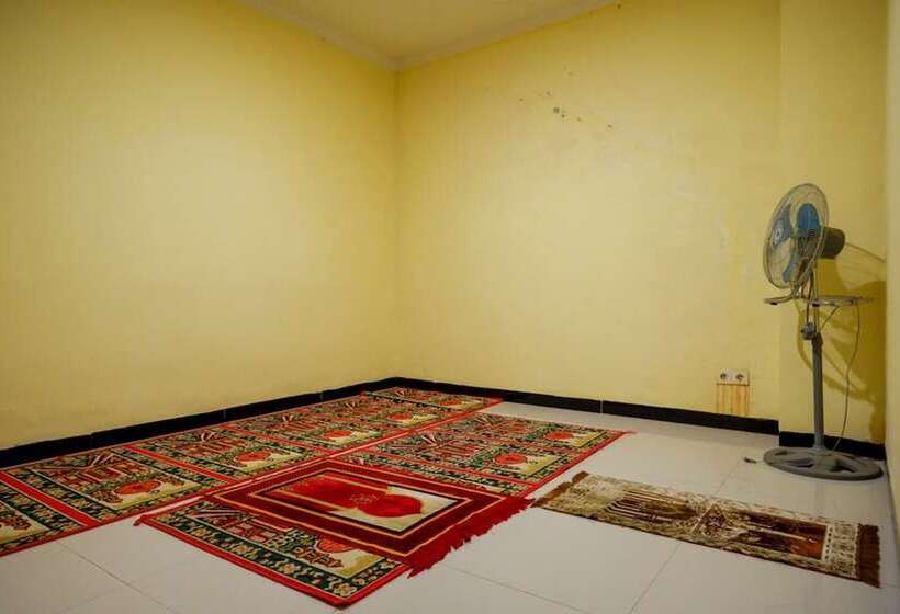 ホテル Reddoorz Near Citraland Waterpark Kendari