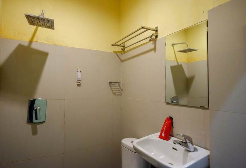 ホテル Reddoorz Near Citraland Waterpark Kendari