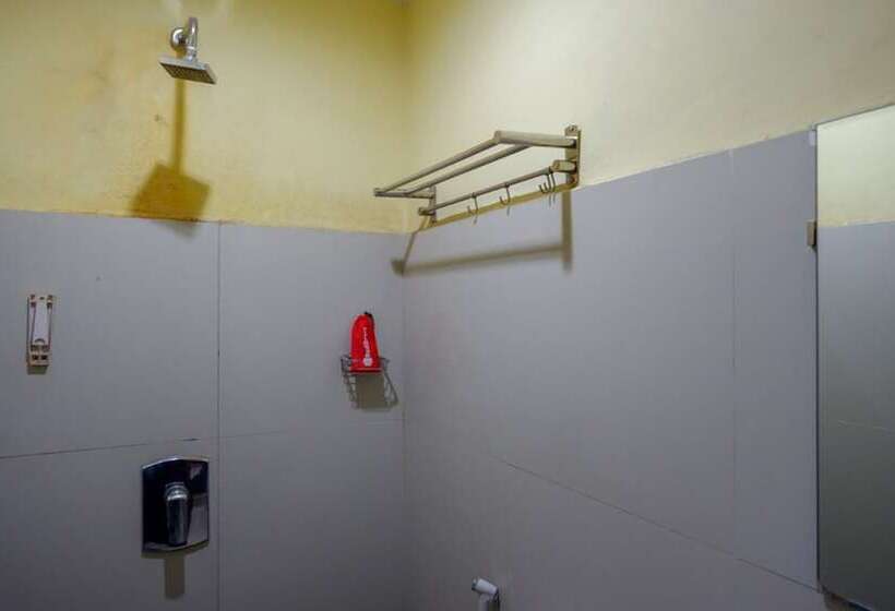 ホテル Reddoorz Near Citraland Waterpark Kendari