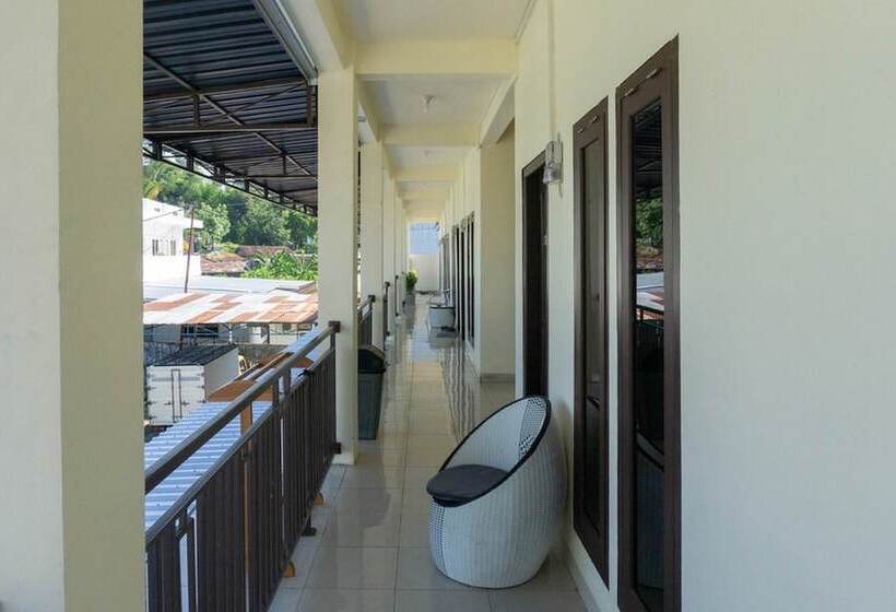 ホテル Reddoorz Syariah Near Sultan Muhammad Kaharuddin Airport