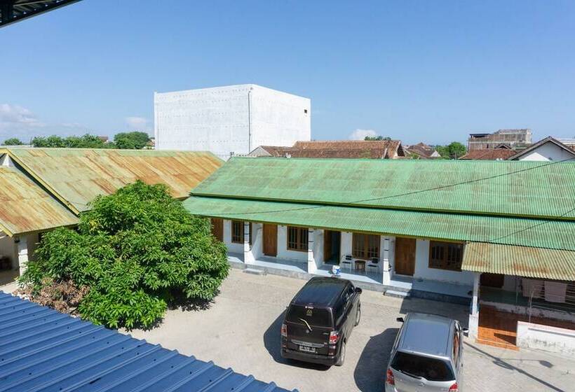 ホテル Reddoorz Syariah Near Sultan Muhammad Kaharuddin Airport