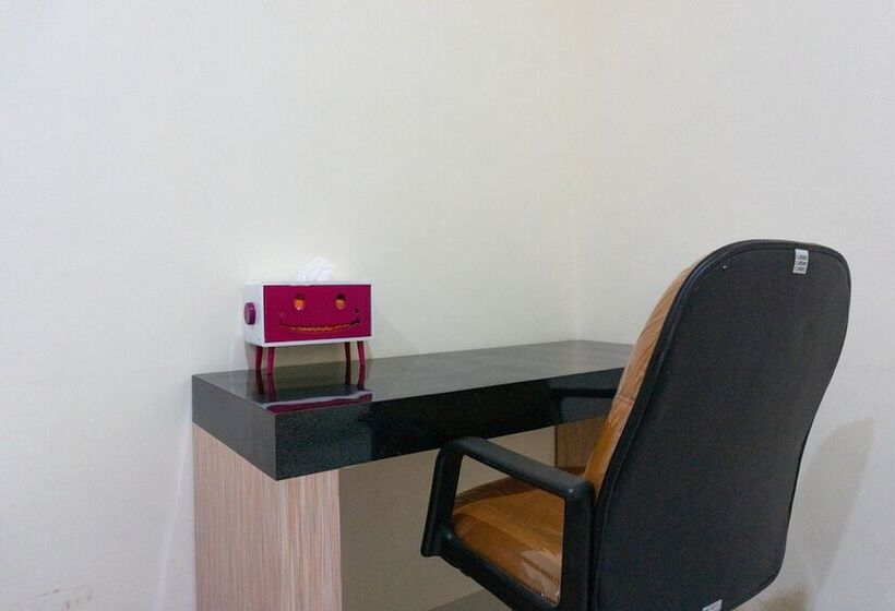 ホテル Reddoorz Syariah Near Sultan Muhammad Kaharuddin Airport