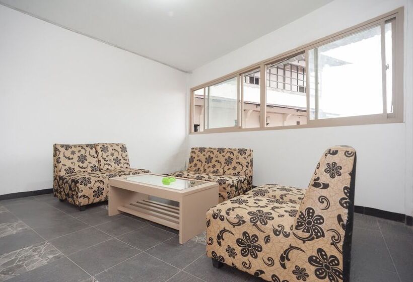 پانسیون Reddoorz Near Jembatan Makalam Jambi