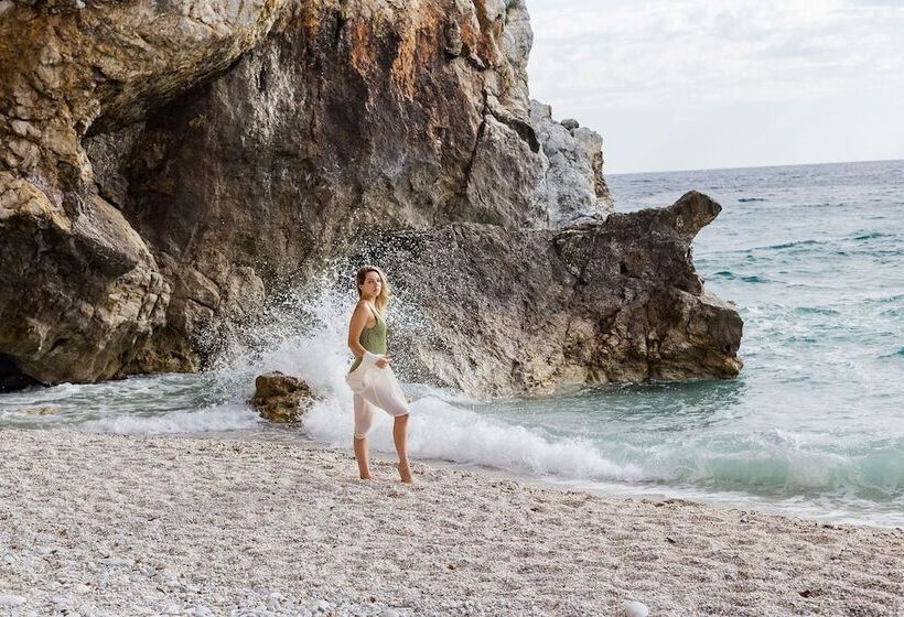 호텔 12 Months Resort & Spa