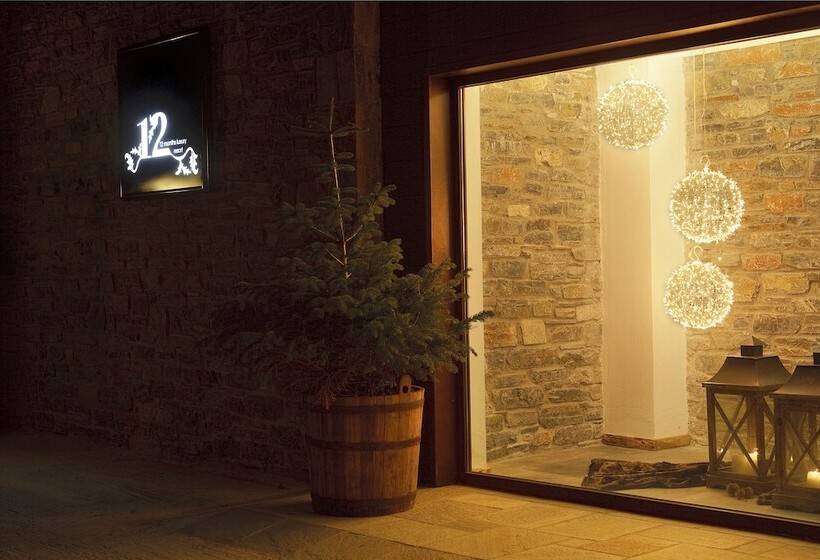 호텔 12 Months Resort & Spa