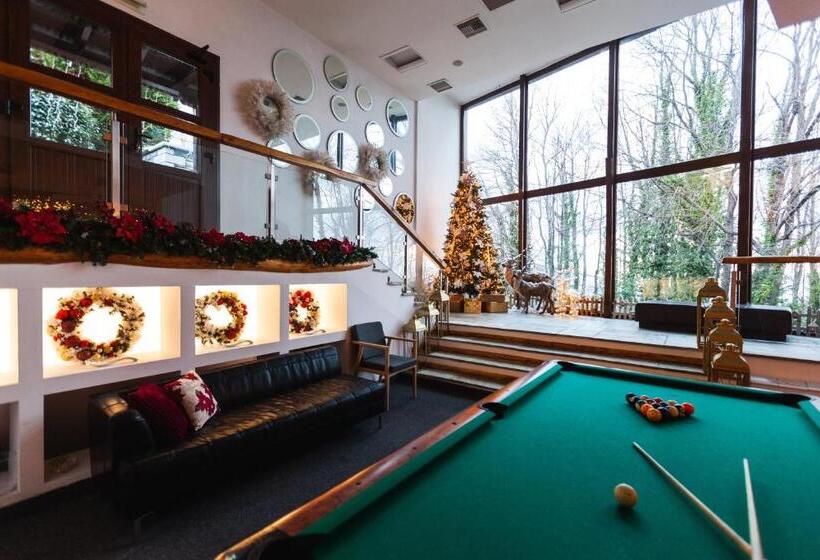 호텔 12 Months Resort & Spa