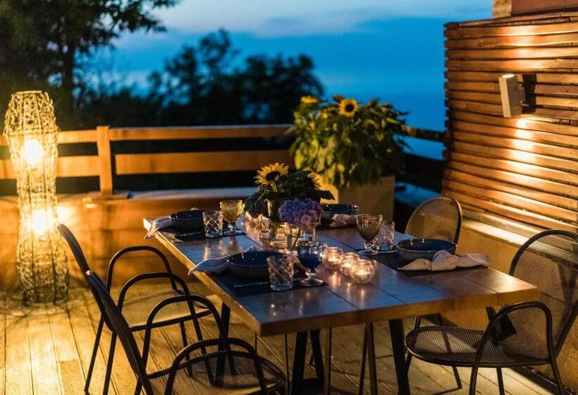 호텔 12 Months Resort & Spa