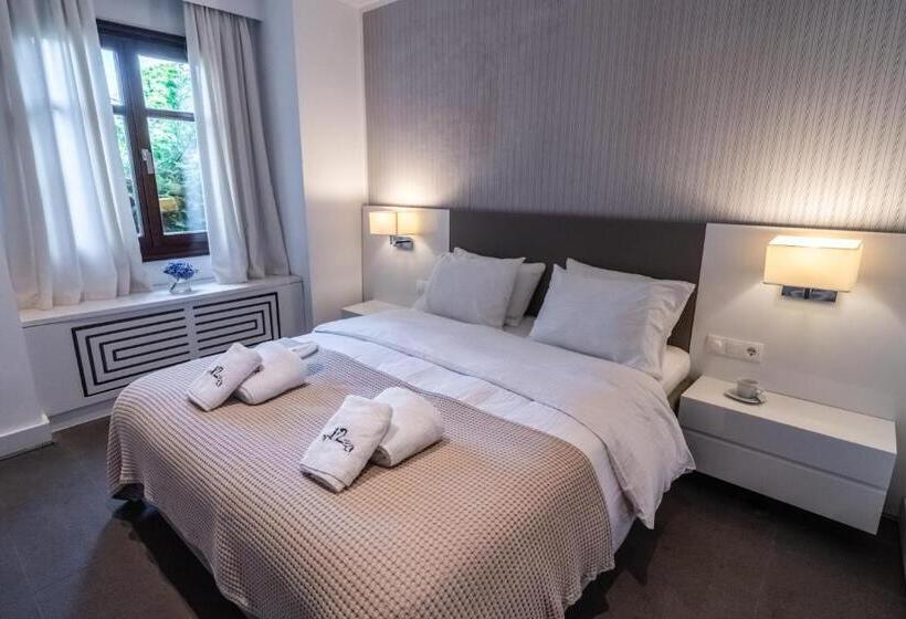 호텔 12 Months Resort & Spa