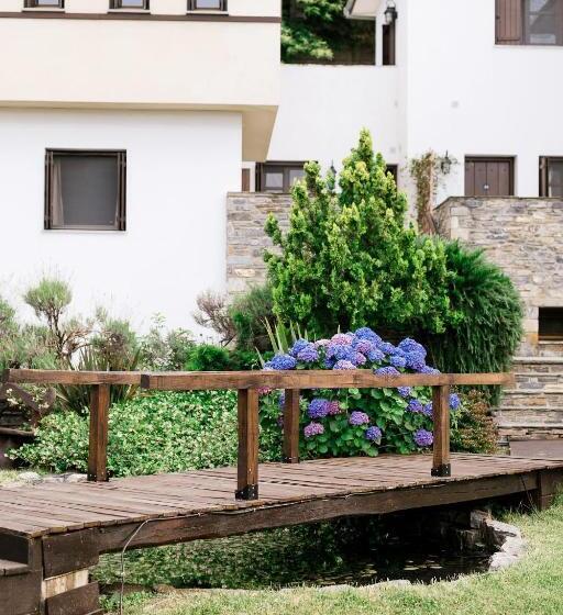 호텔 12 Months Resort & Spa