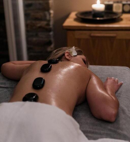 호텔 12 Months Resort & Spa