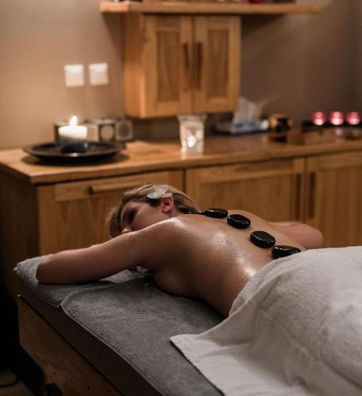 호텔 12 Months Resort & Spa