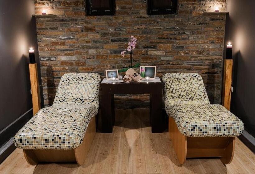 호텔 12 Months Resort & Spa