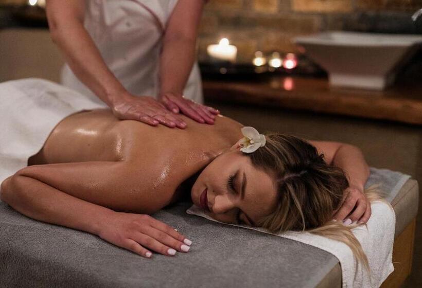 호텔 12 Months Resort & Spa