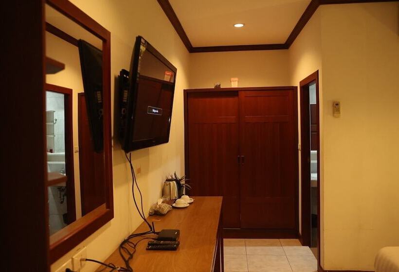 בית מלון כפרי New Forest Patong