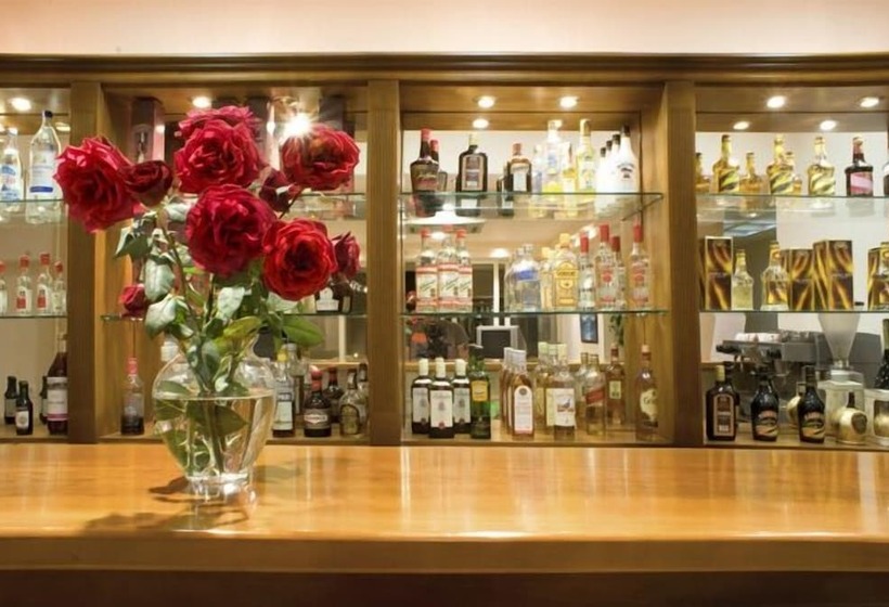 هتل Hiona Holiday