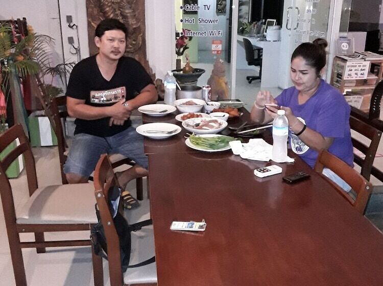 ホテル Lars Lita Residence