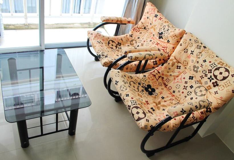 ホテル Lars Lita Residence