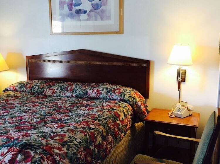 Отель Maple Inn And Suites Los Banos