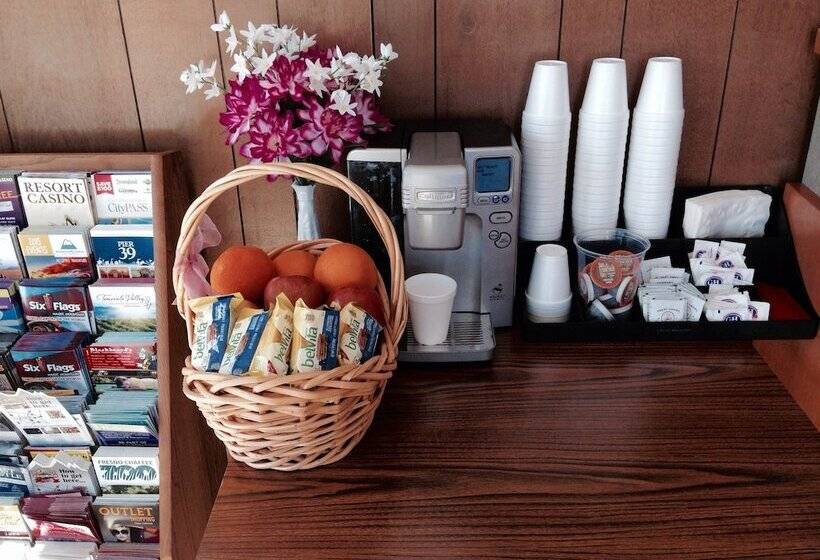 Отель Maple Inn And Suites Los Banos