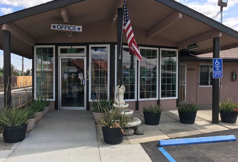 Отель Maple Inn And Suites Los Banos