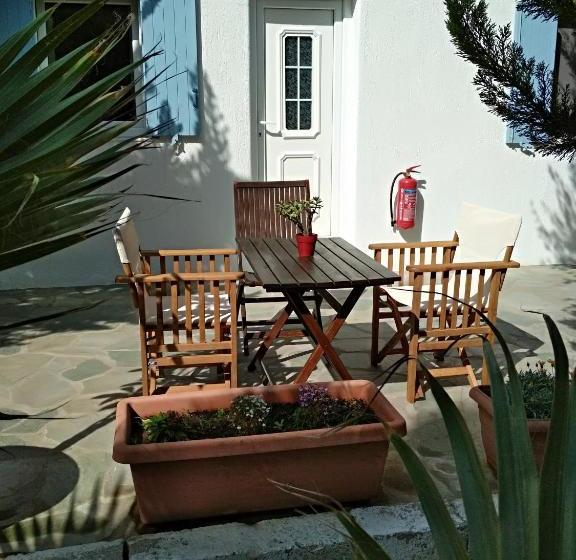 Отель Sourmeli Garden