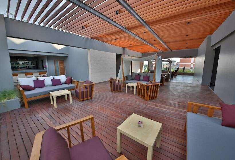 호텔 The Sun Xclusive