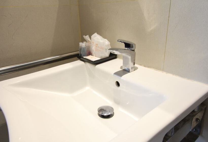 호텔 The Sun Xclusive