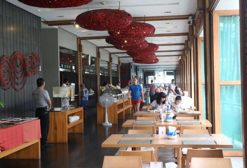 Отель Welcome World Beachfront Resort