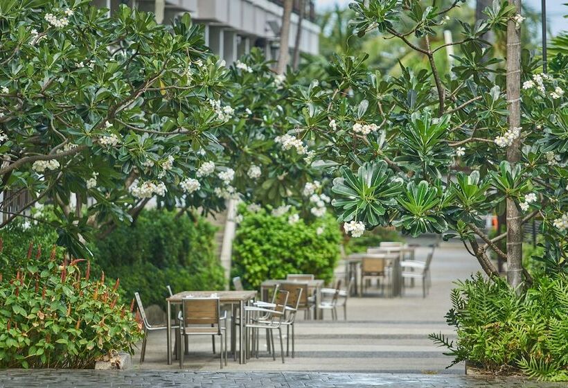 Отель Welcome World Beachfront Resort